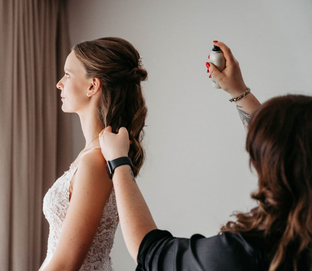 Anna beim Brautstyling